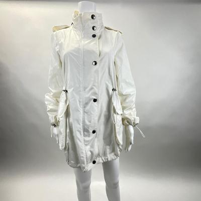 585 Ladies BURBERRY White Raincoat with Hood