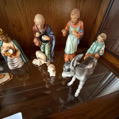 Hummel Nativity/Manger Scene with lots of ceramic figures included