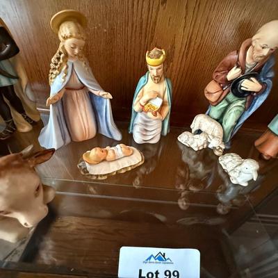 Hummel Nativity/Manger Scene with lots of ceramic figures included