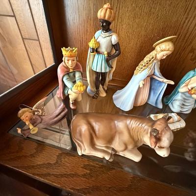 Hummel Nativity/Manger Scene with lots of ceramic figures included
