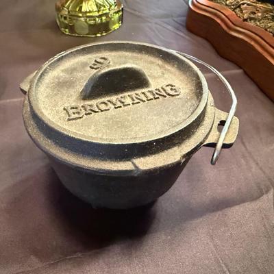 Cast Iron Browning kettle w/nice fragrant 2 wick candle inside