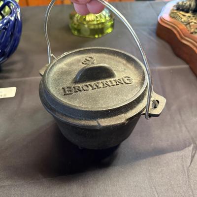 Cast Iron Browning kettle w/nice fragrant 2 wick candle inside