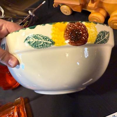 Large ceramic serving bowl w/sunflower border