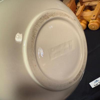 Large ceramic serving bowl w/sunflower border