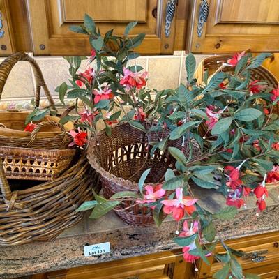 Lot of wicker/woven baskets in various sizes & shapes - think 9 total