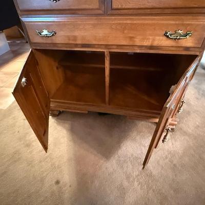 Vintage maple wood curio/hutch cabinet w/light & shelves