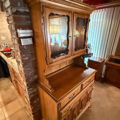 Vintage maple wood curio/hutch cabinet w/light & shelves
