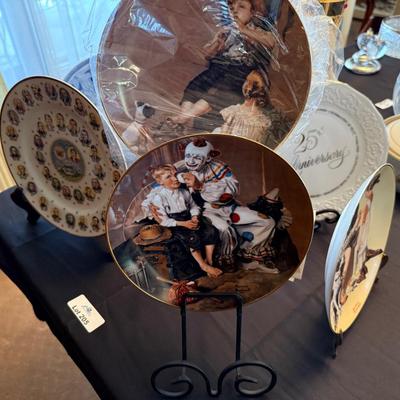 Collection of ceramic collector plates with stands - Norman Rockwell/Clown/25th Anniversary +