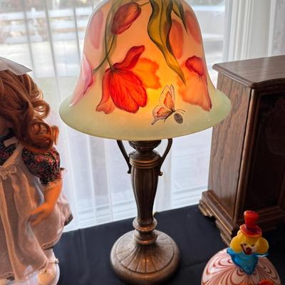 Fenton glass floral shade w/butterfly 2 bulb 25”t table lamp