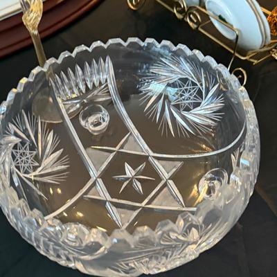 Assortment of Crystal & Cut Glass - Vase/Bowl/Ice Bucket