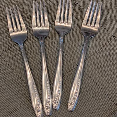 24 Pieces Of Wm Rogers Reinforced Silverplate AA, Starlight Pattern & 2 Pieces Of Meriden Silverplate Pieces