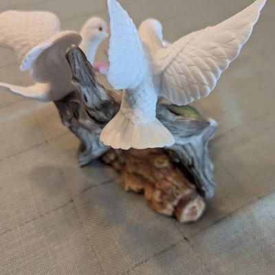 Andrea By Sadek Porcelain Bird Figurine With Rose