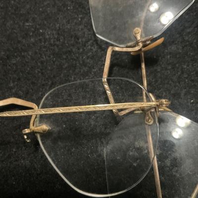 1800’ gold rim glasses