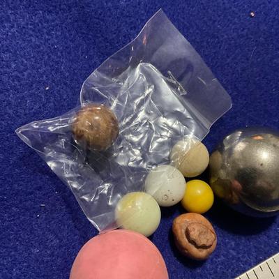 Miscellaneous marbles, ball and large steel ball