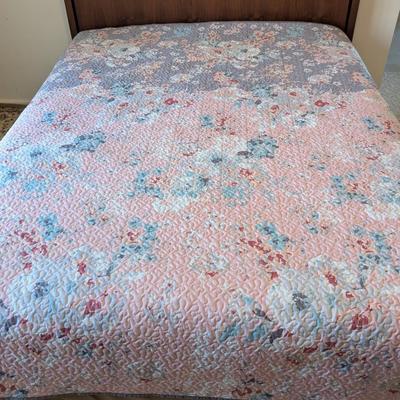 Approx 91" x 82" Pink Floral Quilt
