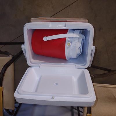 TWO FOLDING CHAIRS AND A BRAND NEW RUBBERMAID COOLER W/ WATER COOLER