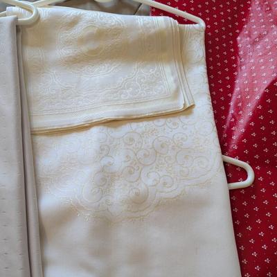 Assortment Of Tablecloths & Linen