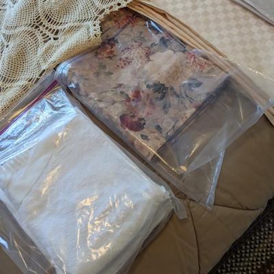 Assortment Of Tablecloths & Linen