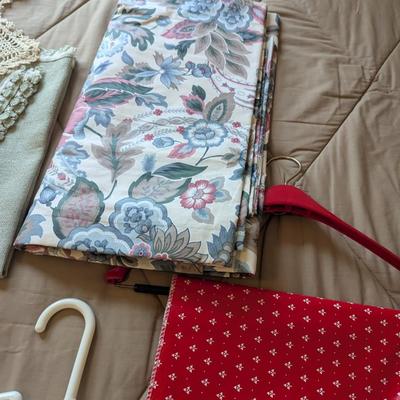 Assortment Of Tablecloths & Linen