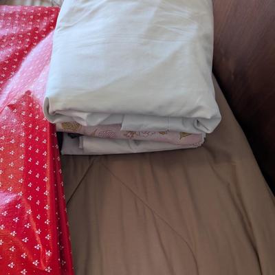 Assortment Of Tablecloths & Linen