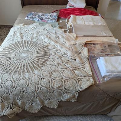 Assortment Of Tablecloths & Linen