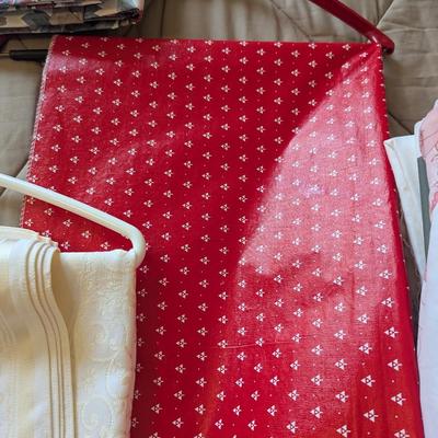 Assortment Of Tablecloths & Linen