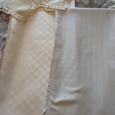 Assortment Of Tablecloths & Linen