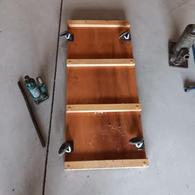 AUTO CREEPER AND 2 BOTTLE JACKS