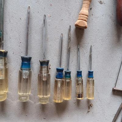 EXTENSION CORD, HAND TOOLS AND SCREWS