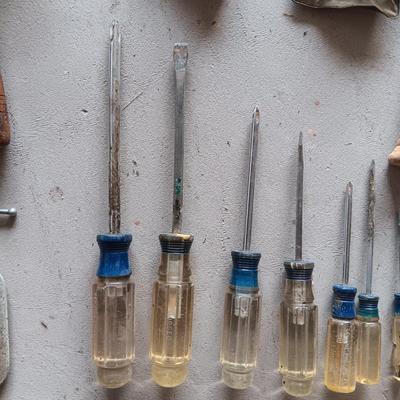 EXTENSION CORD, HAND TOOLS AND SCREWS