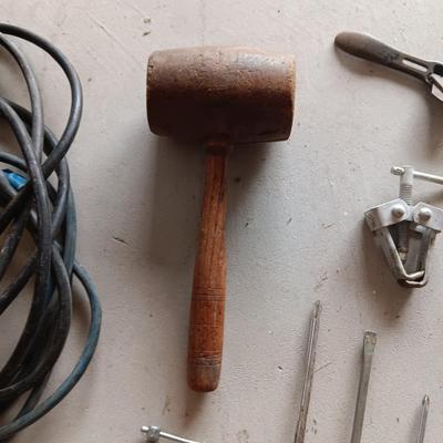 EXTENSION CORD, HAND TOOLS AND SCREWS