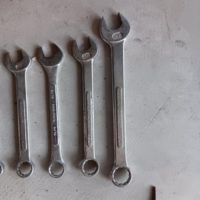 HAND TOOLS, SURGE BOX AND STAPLES FOR A STAPLE GUN