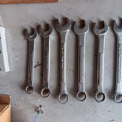 HAND TOOLS, SURGE BOX AND STAPLES FOR A STAPLE GUN