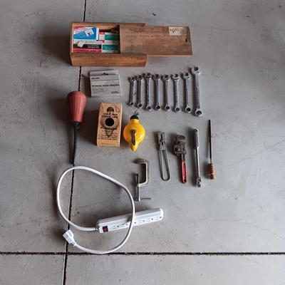 HAND TOOLS, SURGE BOX AND STAPLES FOR A STAPLE GUN