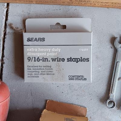 HAND TOOLS, SURGE BOX AND STAPLES FOR A STAPLE GUN