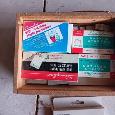 HAND TOOLS, SURGE BOX AND STAPLES FOR A STAPLE GUN