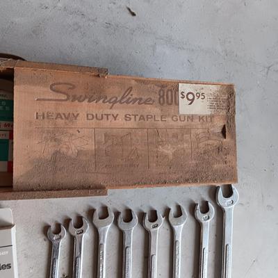 HAND TOOLS, SURGE BOX AND STAPLES FOR A STAPLE GUN