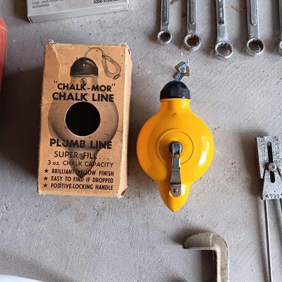 HAND TOOLS, SURGE BOX AND STAPLES FOR A STAPLE GUN