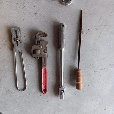 HAND TOOLS, SURGE BOX AND STAPLES FOR A STAPLE GUN