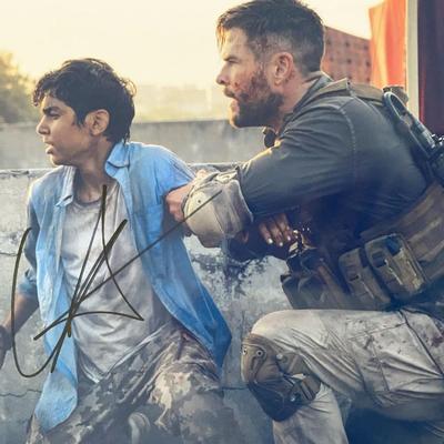 Extraction Chris Hemsworth signed movie photo