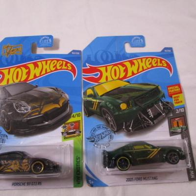 2 Hot Wheels cars