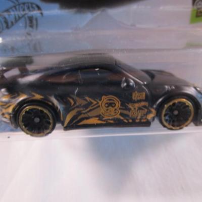 2 Hot Wheels cars