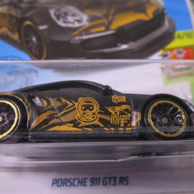 2 Hot Wheels cars