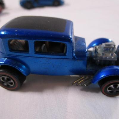 5 Hot Wheels cars