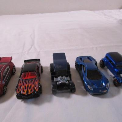 5 Hot Wheels cars
