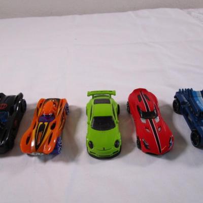 5 Hot Wheels cars