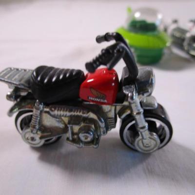 8 Hot Wheels cars