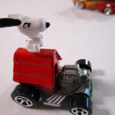 8 Hot Wheels cars