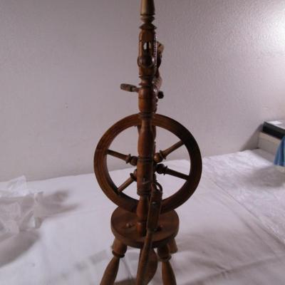 Wood spinning wheel décor