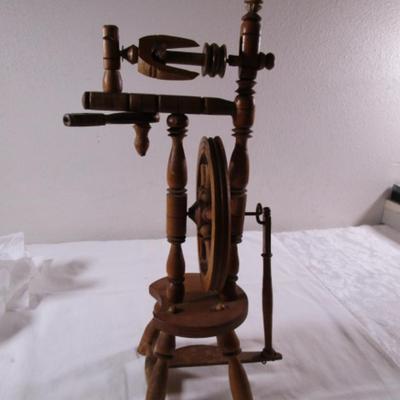 Wood spinning wheel décor